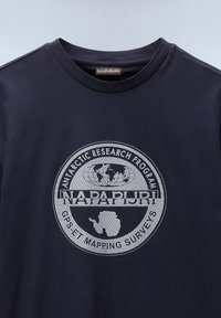 Námořnická modrá bavlněná tričko s texturovaným stříbrným logem s globem a mapou Antarktidy, s kulatým krkem a krátkými rukávy.