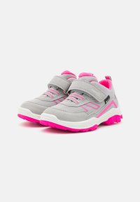 Graue Netzsport Schuhe mit pinken Akzenten und weißen Sohlen. Enthält einen verstellbaren Riemen, gemischte Texturen und eine robuste, strukturierte Sohle.