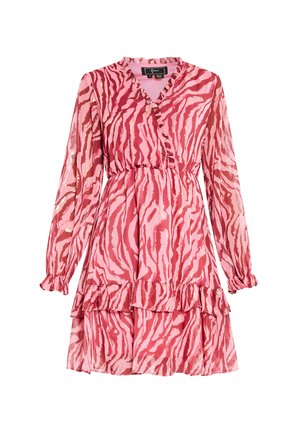 Rosa Kleid mit langen Ärmeln, V-Ausschnitt und volanthanmiertem Saum. Verfügt über ein Zebra-Streifen-Muster in dunklerem Rosa mit hellen Akzenten.
