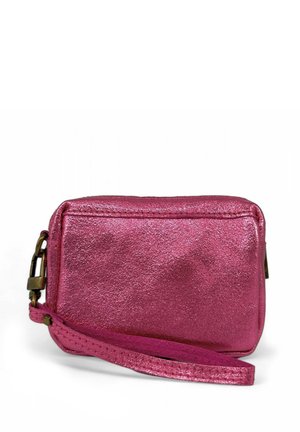 Petit pochette rectangulaire métallique rose avec une bandoulière détachable et un fermoir en laiton sur fond blanc.