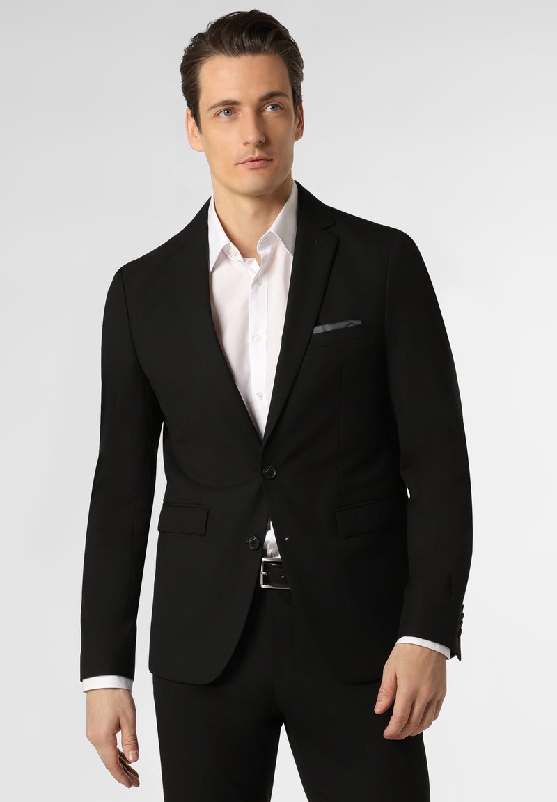Schwarzer maßgeschneiderter Anzug mit Revers und zwei Knöpfen, kombiniert mit einem weißen Hemd. Slim-Fit-Design mit glatter Textur.