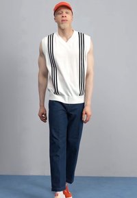 adidas Originals GAZELLE - Športni copati - preloved red/off-white/cream white