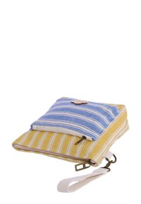 Bolsa de tela a rayas con un bolsillo superior con cremallera en azul y blanco, sección principal a rayas amarillas y blancas, y una correa para la muñeca.