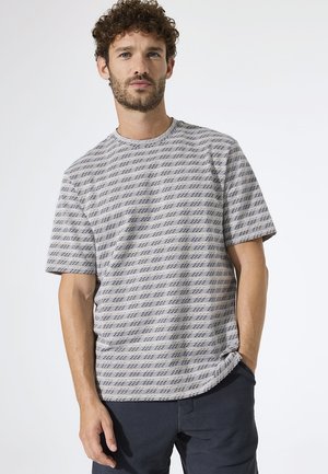 T-shirt gris à manches courtes avec un motif à rayures horizontales en bleu foncé et noir, en tissu doux avec un col rond.