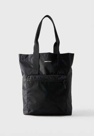 Schwarze Tragetasche mit langen Griffen, vorderer Netzreißverschlusstasche und kleinem weißen Logo, das nahe der Oberseite zentriert ist.