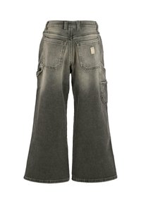 Szerokie spodnie cargo z przetartego czarnego denimu, z dwoma tylnymi kieszeniami i jedną kieszenią boczną, z podwójnie szytymi szwami oraz widoczną metką na pasie.