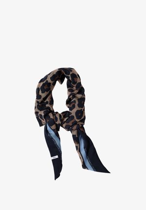 Écharpe imprimé léopard marron clair et noir avec extrémités bleu marine et bleu clair, nouée lâchement au centre.