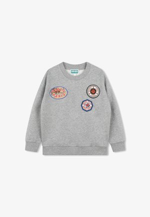 Sweatshirt gris clair avec trois écussons colorés Kenzo Paris sur le devant, manches longues, poignets et ourlet côtelés.