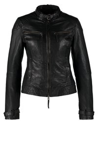 Veste en cuir noire ajustée avec fermeture éclair sur le devant, deux poches poitrine zippées, détails à pression et sangles à boucle sur les poignets et le col.