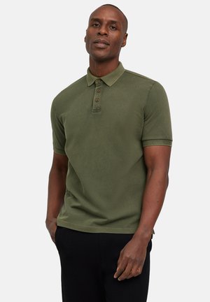 Koszula polo z krótkim rękawem w ciemnooliwkowym kolorze, wykonana z teksturowanej bawełny, z kołnierzykiem i zapięciem na trzy guziki.