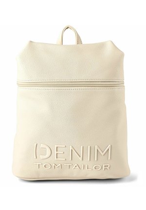 Rucksack aus cremefarbenem, strukturiertem Leder mit Tragegriff oben, horizontalem Reißverschluss nahe der Oberseite und "DENIM TOM TAILOR" Prägung auf der Vorderseite.