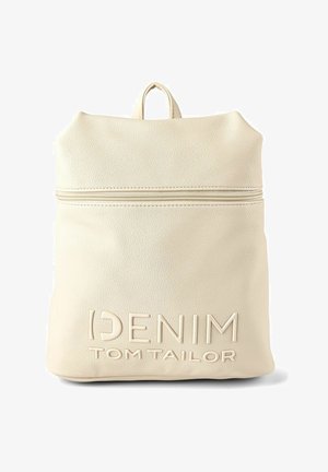 Sac à dos en cuir texturé couleur crème avec poignée supérieure, fermeture éclair horizontale près du haut et inscription "DENIM TOM TAILOR" embossée sur le devant.