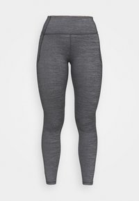 Szare legginsy sportowe z teksturowanym, odprowadzającym wilgoć materiałem. Wysoki stan z kieszeniami po bokach, dopasowany krój sięgający do kostek.