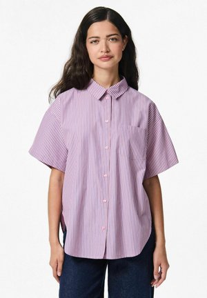 Chemise à rayures de couleur lilas clair avec des rayures roses, à manches courtes et avec une poche poitrine. Fabriquée en tissu léger.