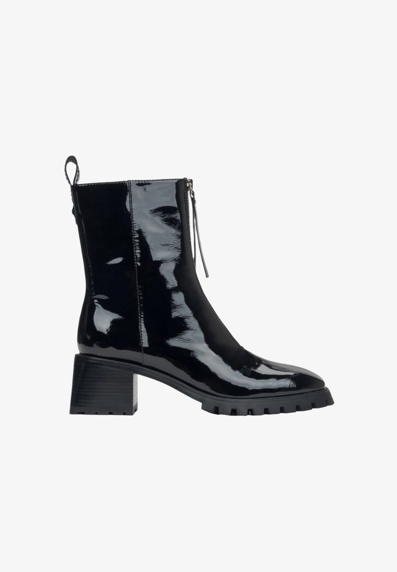 Zwarte patenten enkelboots met een chunky hak, een zijrits en een gestructureerde zool. Gladde afwerking met een lichte glans en versterkte stiksels.