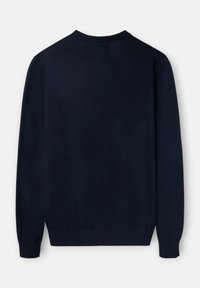 Suéter de color navy con mangas largas, cuello redondo y puños y dobladillo acanalados. Textura suave de punto con detalles mínimos, visto desde la parte de atrás.