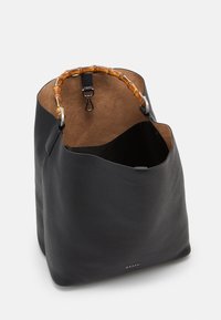 Borsa a secchiello in pelle nera con una texture liscia, caratterizzata da un manico in bamboo e un interno morbido marrone. Dettagli in hardware argentato presenti.