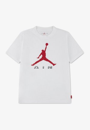 Weißes T-Shirt mit großem roten Jumpman-Basketball-Logo über dem metallisch silbernen „AIR“-Schriftzug auf der Brust, kurzen Ärmeln und Rundhalsausschnitt.