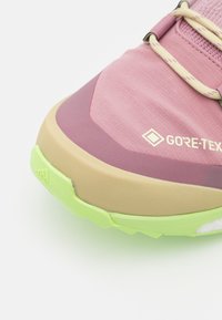 adidas Performance FREE HIKER - Sapatos de caminhada - magic mauve/acid red/pulse lime
