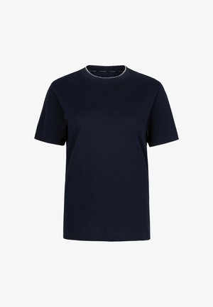 Granatowy t-shirt z krótkim rękawem i okrągłym dekoltem, z prostym dołem i widocznym białym przeszyciem wokół dekoltu.