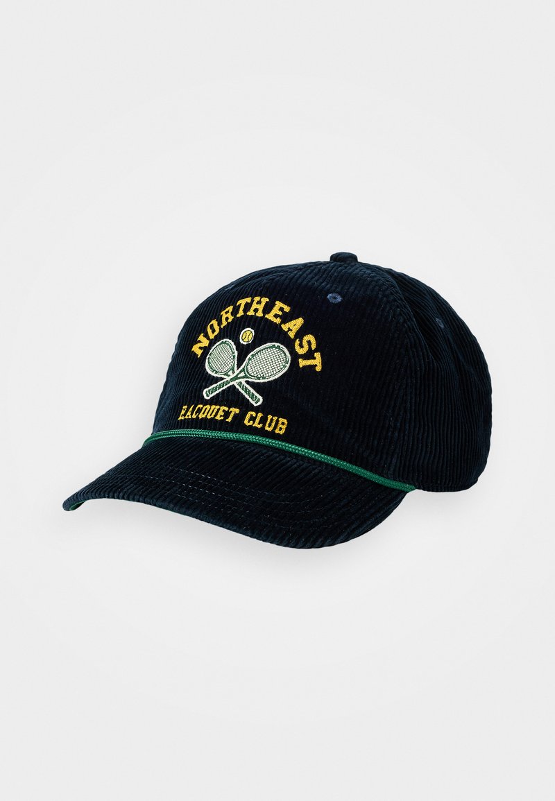 Casquette en velours côtelé bleu marine avec le texte brodé "NORTHEAST RACQUET CLUB", des graphiques de raquette de tennis et un accent vert sur le bord.