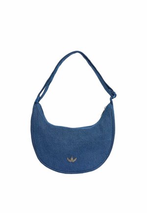 Sac à épaule en denim bleu avec logo Adidas argenté au centre devant et bandoulière réglable avec fermeture éclair sur fond blanc.