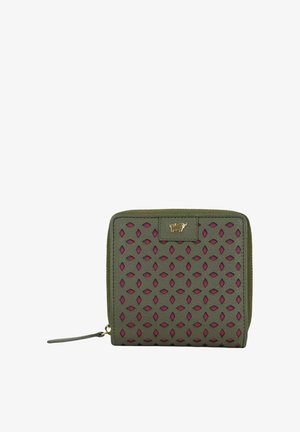Portefeuille vert compact avec fermeture éclair, perforations en forme de losange révélant un intérieur rose, et un petit logo taureau doré au centre supérieur.