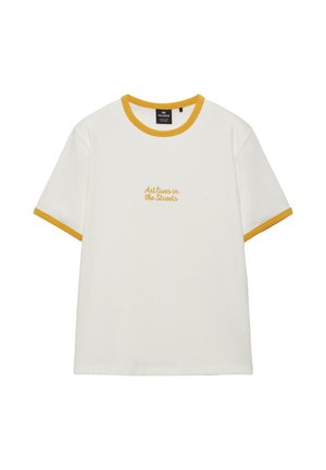 Weißes T-Shirt mit kurzen Ärmeln und gelben Besätzen am Kragen und an den Ärmeln, mit gelbem Schriftzug "Art lives in the Streets" in der Mitte auf der Vorderseite.