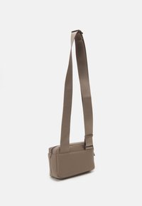 Calvin Klein ESSENTIAL CAMERA BAG UNISEX - Taška s příčným popruhem - cinder