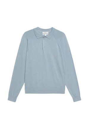 Jasnoniebieski sweter typu pulower z kołnierzykiem, długimi rękawami raglanowymi i ściągaczami. Wykonany z miękkiej, gładkiej tkaniny z minimalnymi detalami.