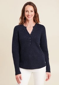 Marineblauer Strickpullover mit strukturiertem Muster, mit Henley-Ausschnitt, fünf Knöpfen und langen Ärmeln. Bemerkenswerter Glanzakzent über das gesamte Stück.