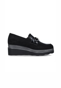 Scarpa slip-on nera in suede con accentuazione lucida nera e tacco a zeppa. Presenta una suola intermedia texturizzata e un design a punta arrotondata.