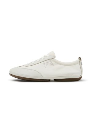 Hvid lav sneaker med hvide snørebånd, diskrete syningsdetaljer, brun flad sål og et lille ophøjet logo på siden.