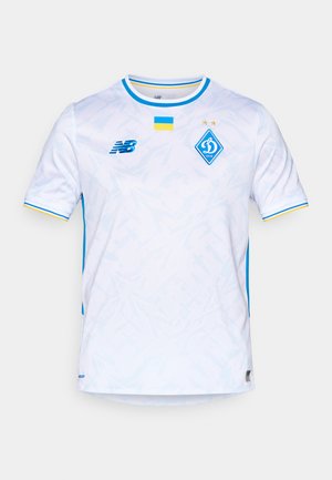 Vit tröja med en texturerad design och blå accenter, rundad krage och New Balance-logotypen på vänster sida. Detaljer från den ukrainska flaggan ingår.