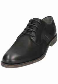 Zapato de vestir de cuero negro con un acabado liso, punta redondeada, diseño de cordones y un panel lateral texturizado que presenta el nombre de la marca.