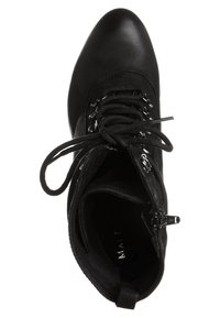 Botín negro hasta el tobillo con un acabado de cuero suave, punta redonda, cordones en la parte frontal y cremallera lateral. Presenta herrajes plateados y forro textil.