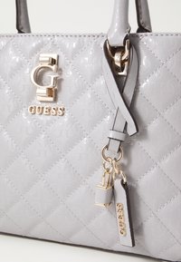 Guess BESSEY liliowy