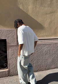 Bershka EMBROIDERED SHORT SLEEVE  - Triko s potiskem - white