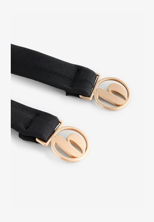 Sorte elastiske seler med runde metalclips i guldfarve med et stiliseret bogstavdesign, der viser en glat tekstur og minimalistisk design.