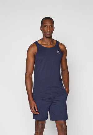 Navyfarbener Baumwoll-Tank-Top mit rundem Ausschnitt und Logodetail, kombiniert mit passenden Shorts. Hat eine lockere Passform und eine glatte Textur.