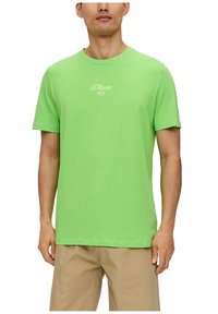 Grünes Baumwoll-T-Shirt mit kurzen Ärmeln, Rundhalsausschnitt und bedrucktem Logo in Weiß auf der Brust. Glatte Textur, normale Passform.