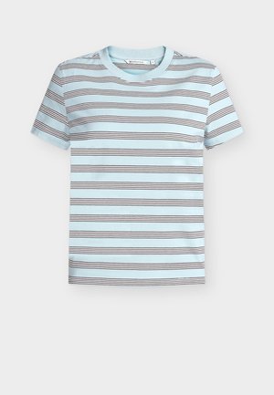 Gestreept T-shirt in lichtblauw, met horizontale donkerbruine en witte strepen. Korte mouwen, ronde halslijn en zachte stoftextuur.