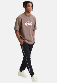 Fila Camiseta estampada - deep taupe