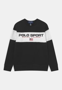 Svart sweatshirt med långa ärmar, med ett vitt horisontellt rand och röd "POLO SPORT" text, "RALPH LAUREN" i mindre text, och en amerikansk flagga.