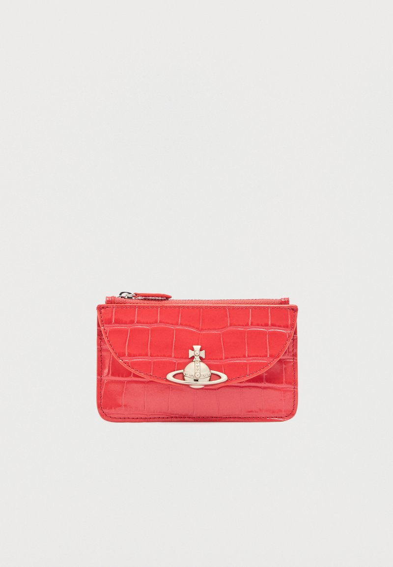 Κόκκινο υφασμάτινο δερμάτινο θήκη καρτών με ασημί κούμπωμα με έμβλημα και επάνω τσέπη με φερμουάρ, σε λευκό απλό φόντο.