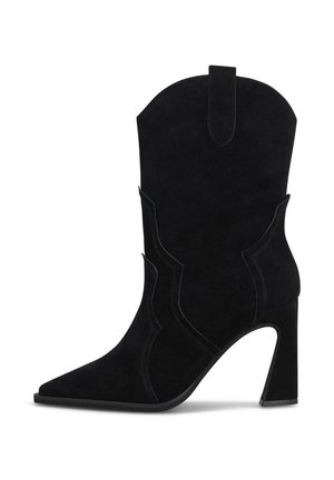 Bota de ante negro hasta la mitad de la pantorrilla con punta afilada, tacón alto de bloque y costuras decorativas a lo largo de los lados superiores y el frente.
