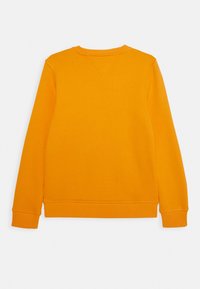 Suéter naranja, hecho de una tela suave. Cuenta con un cuello redondo, puños acanalados y un dobladillo recto. Textura suave sin patrones visibles.