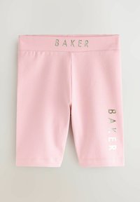 Světle růžové šortky po kolena s lesklým stříbrným nápisem "BAKER" na pásku a pravé noze, rozložené na bílém pozadí.