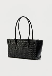 Czarna pleciona torba typu tote z gładkimi skórzanymi bokami, podwójnymi uchwytami i srebrnymi elementami metalowymi. Teksturowana powierzchnia z geometrycznym wzorem.