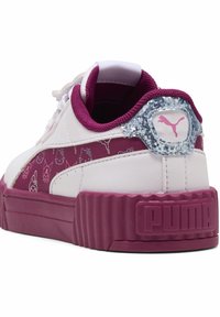 Białe niskie sneakersy z grubą bordową podeszwą, skórzaną cholewką oraz wesołymi wzorami postaci w bordowym kolorze po bokach. Srebrny akcent na pięcie.
